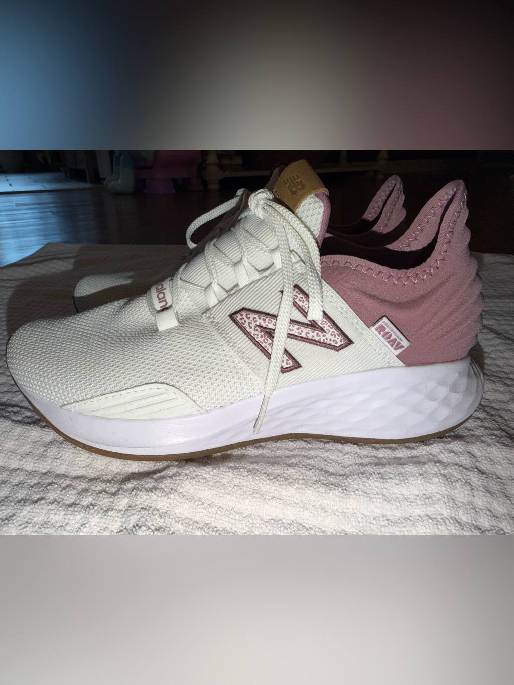 New Balance Fresh Foam Roav White Blush Pink Sneakers Womenâs Size 8.
